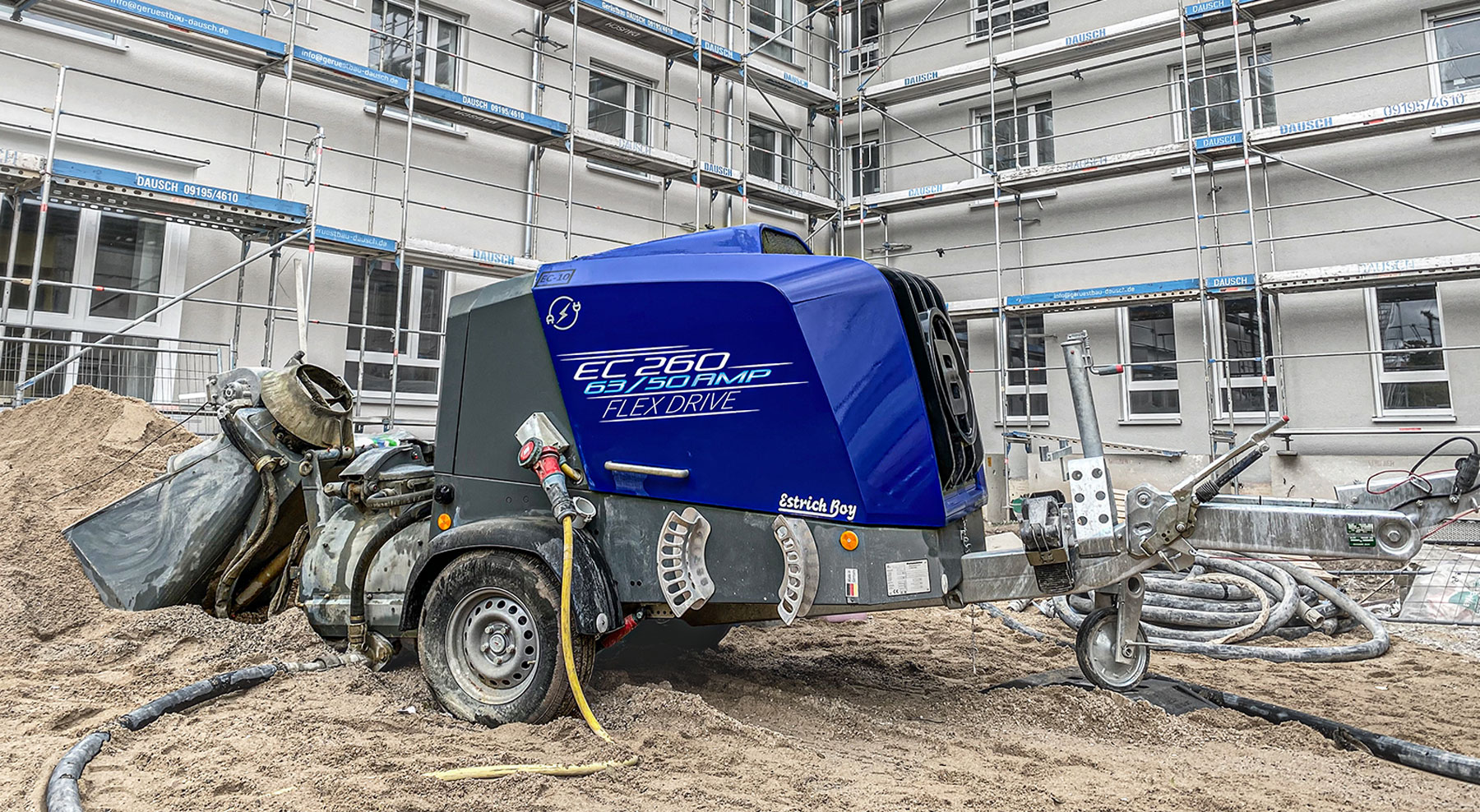 Estrich Boy EC 260 von rechts auf der Baustelle